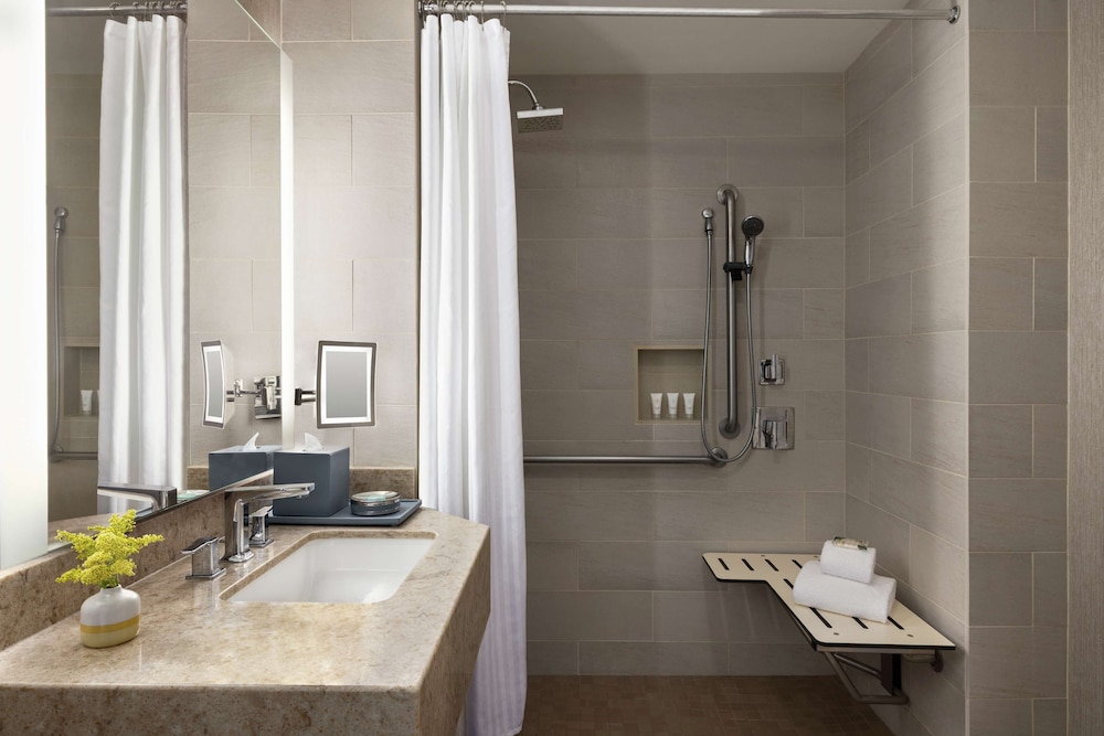 Room, 1 King Bed, Accessible (Pool Walk Out/Roll-In Shower) - Photo 4