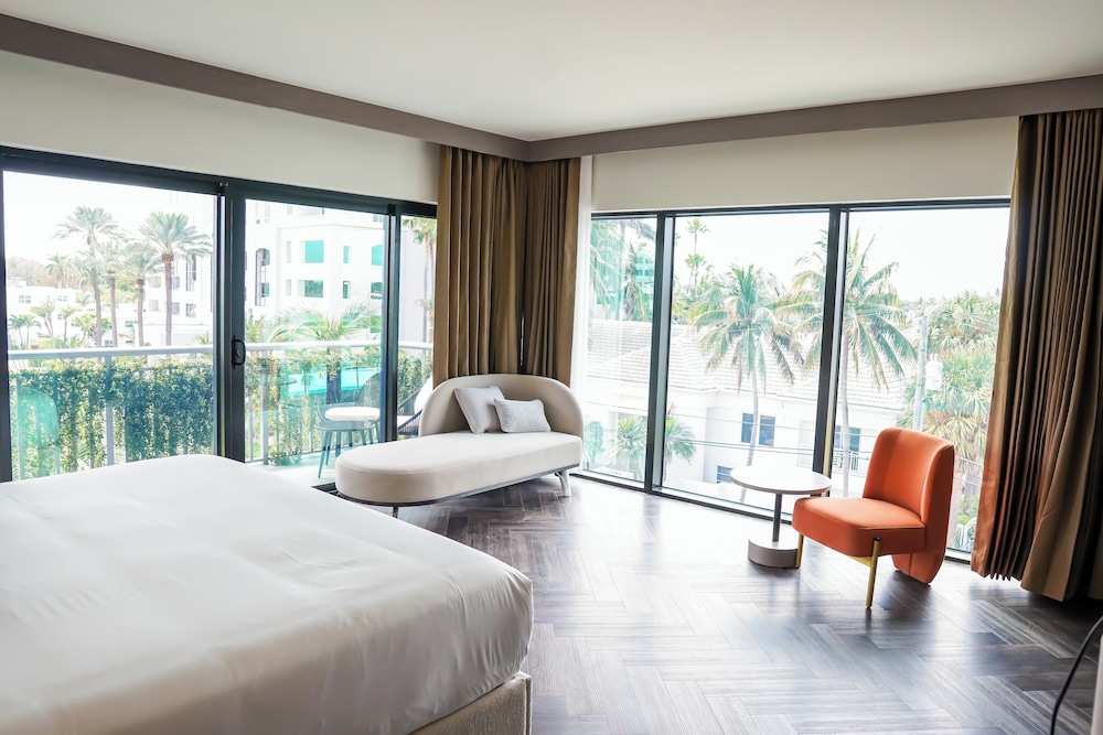 Luxury Suite, Balcony, Beach View