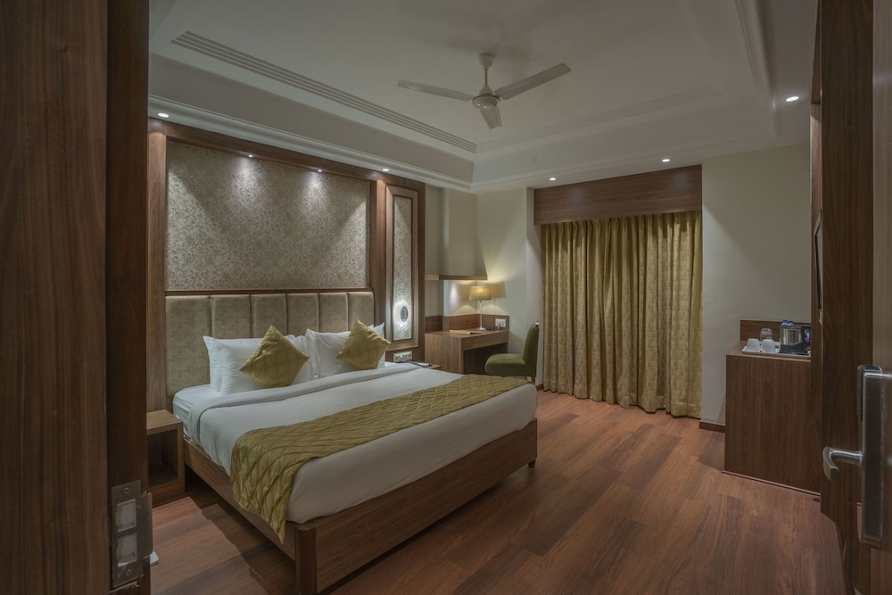 Deluxe Room, 1 King Bed photo 3