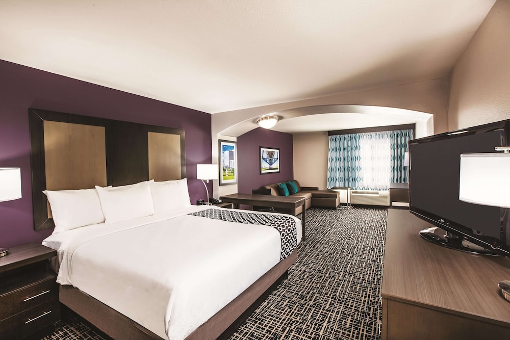 Deluxe Room, 1 King Bed, Non Smoking - Photo 3