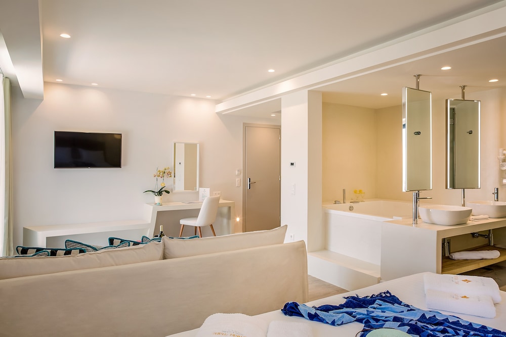 Junior Suite, 1 King Bed with Sofa bed, Jetted Tub photo 2