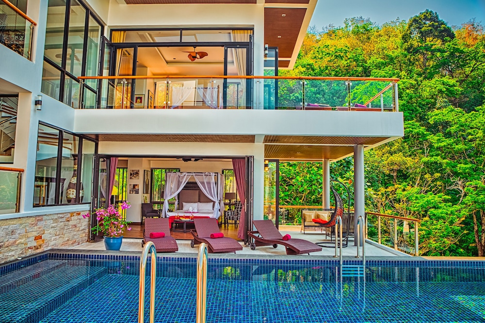 6-Bedroom Pool Villa with Sea View photo 3