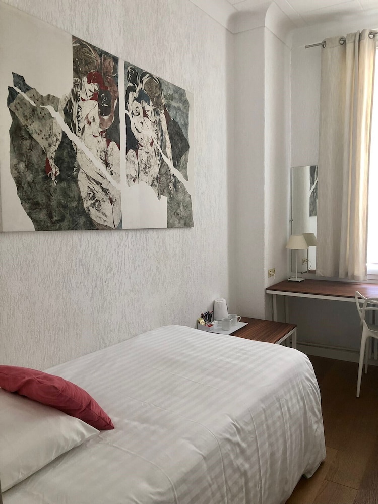 Standard Twin Room - Photo 1