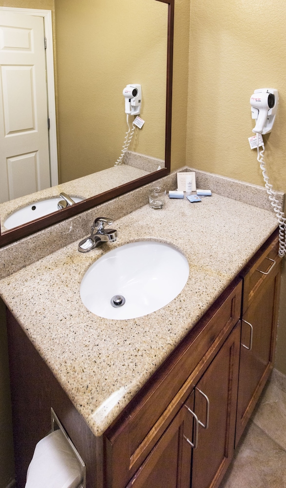 Standard Suite - Photo 2