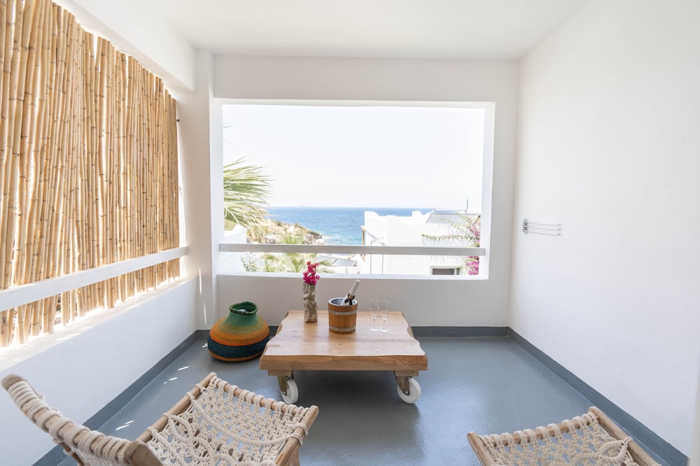 Junior Studio Suite, 1 King Bed, Balcony, Sea View photo 2