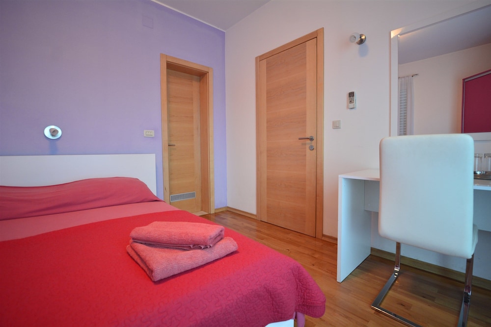 Premium Double Room, 1 Queen Bed, Balcony, Partial Sea View photo 2
