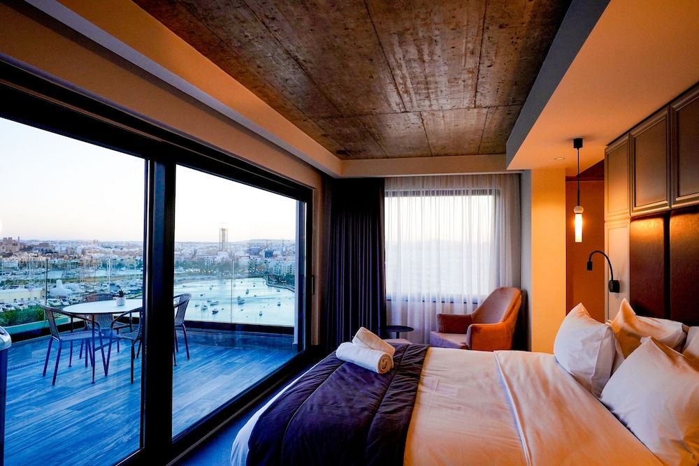 Penthouse Suite, Hot Tub, Sea View photo 2