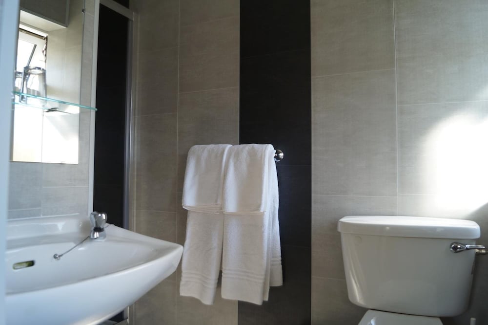 Double or Twin Room, Ensuite, Hill View photo 1