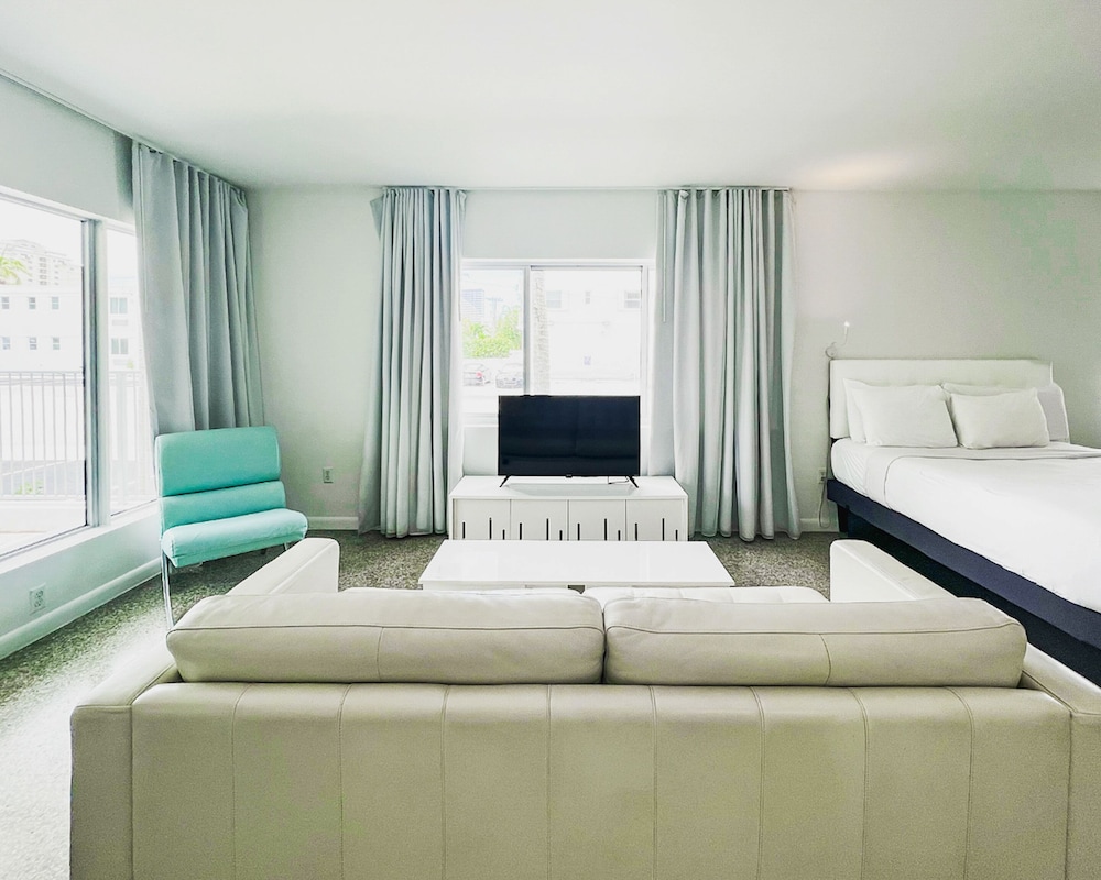 Deluxe Studio, 2 Queen Beds - Photo 4