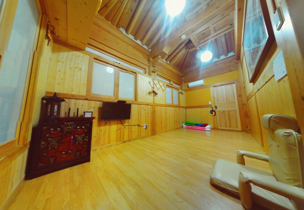 Deluxe Room (Free Korean Traditional Clothes Exp.) photo 1
