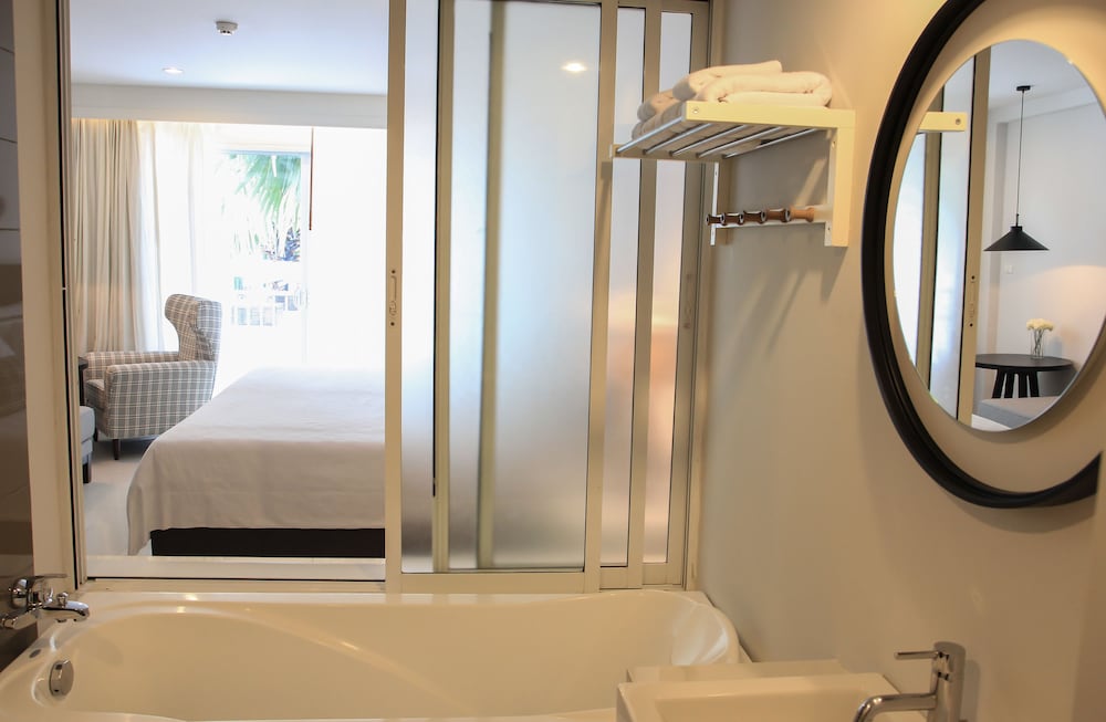 Deluxe Room, Pool View - Photo 12