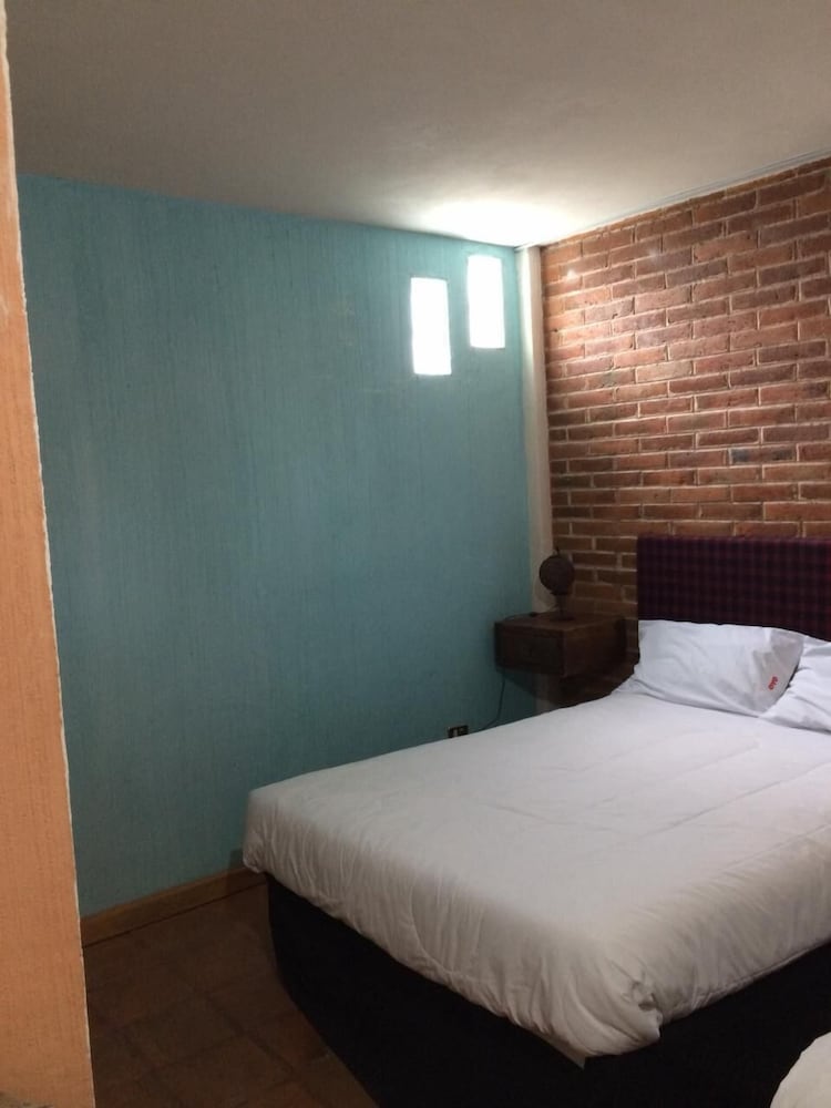 Basic Quadruple Room (1 King Bed and 1 Double Bed #1) photo 2