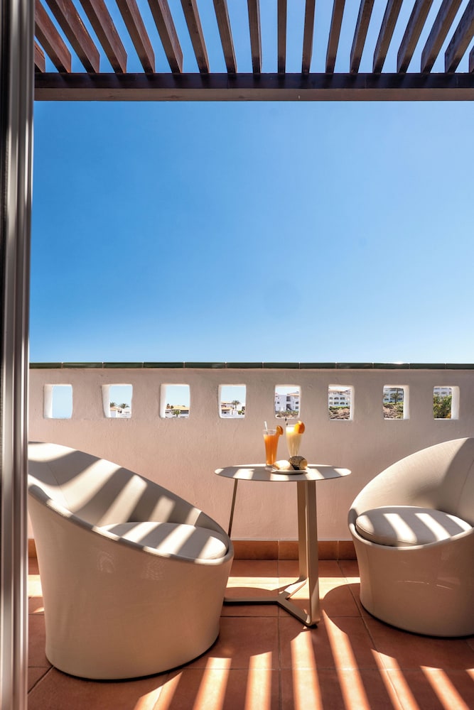 Standard Triple Room, Balcony, Partial Sea View photo 2