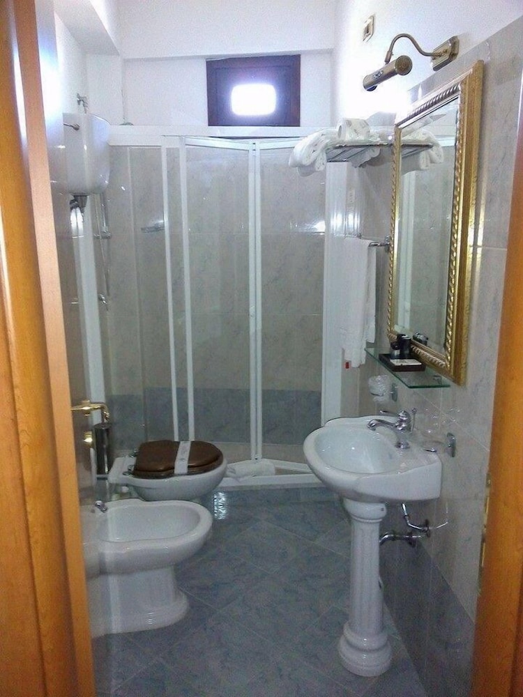 Standard Twin Room - Photo 6