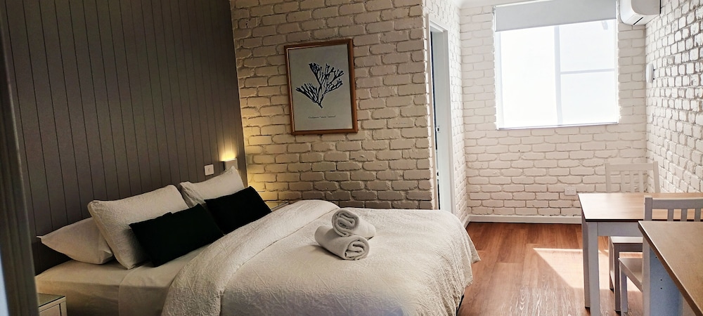 Standard Queen Room 1