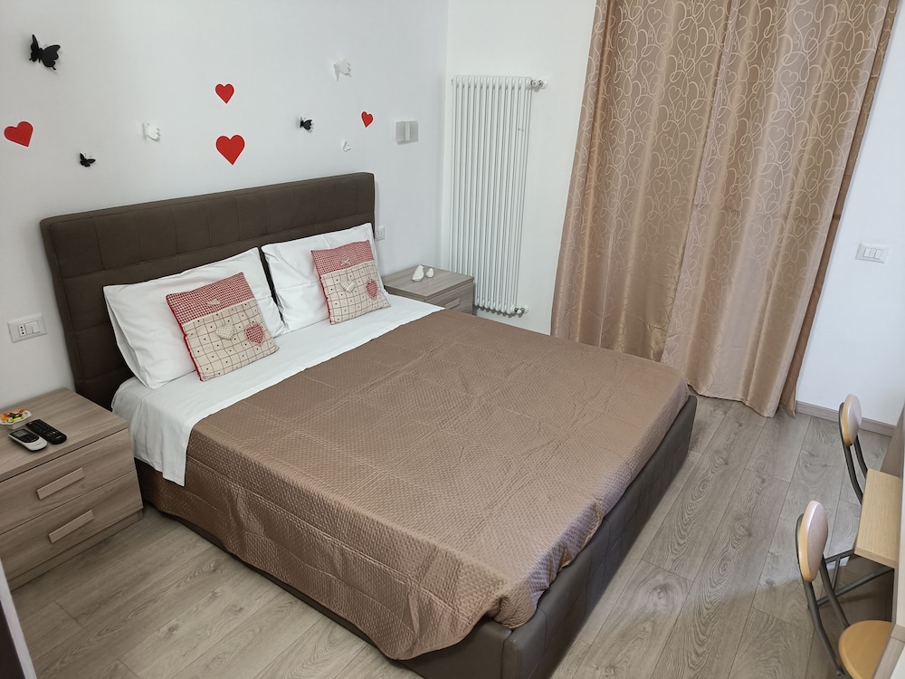 Basic Room, 1 Queen Bed, Balcony
