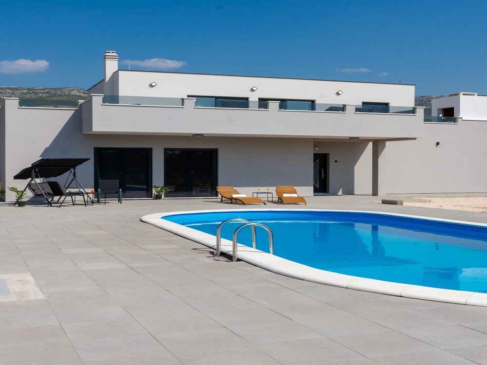 House (Six Bedroom Guest House with Swimming) photo 1