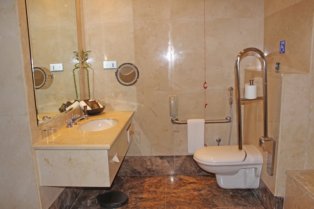 Room, 2 Twin Beds (Mobility/Hearing, Tub w/ Grab Bars) - Photo 5