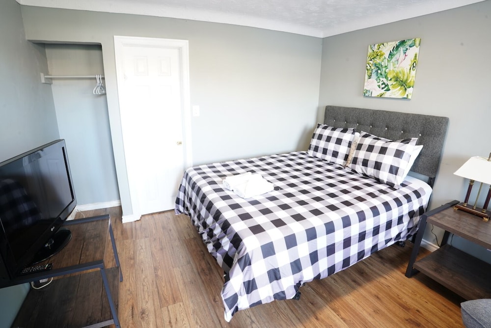 Economy Double Room, 1 Queen Bed photo 2