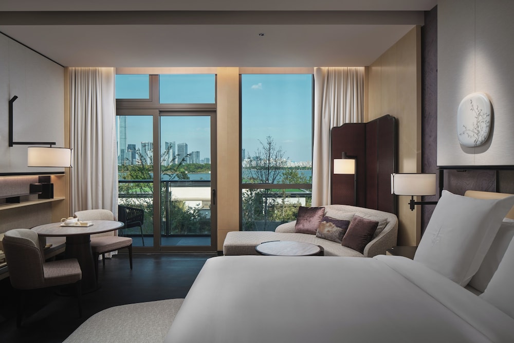 Deluxe Room, 1 King Bed, Non Smoking, Lake View