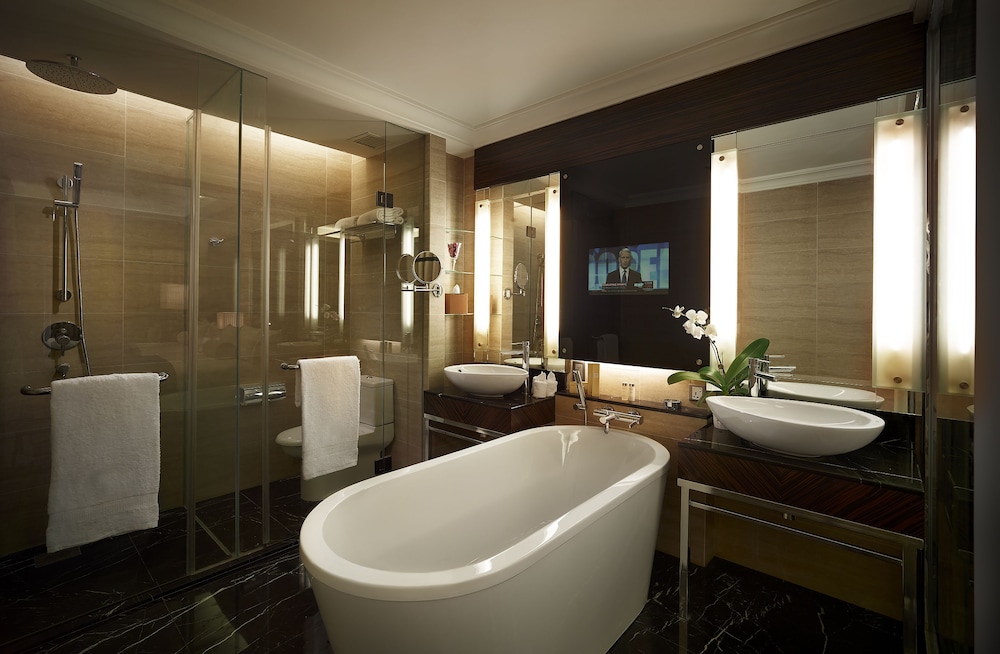 Deluxe Room, 1 King Bed, Tower photo 3