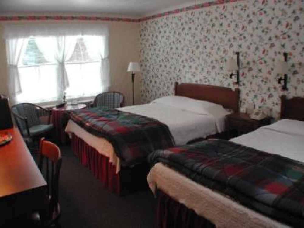 Standard Quadruple Room, Ensuite (Pondside Traditional Quee) photo 1
