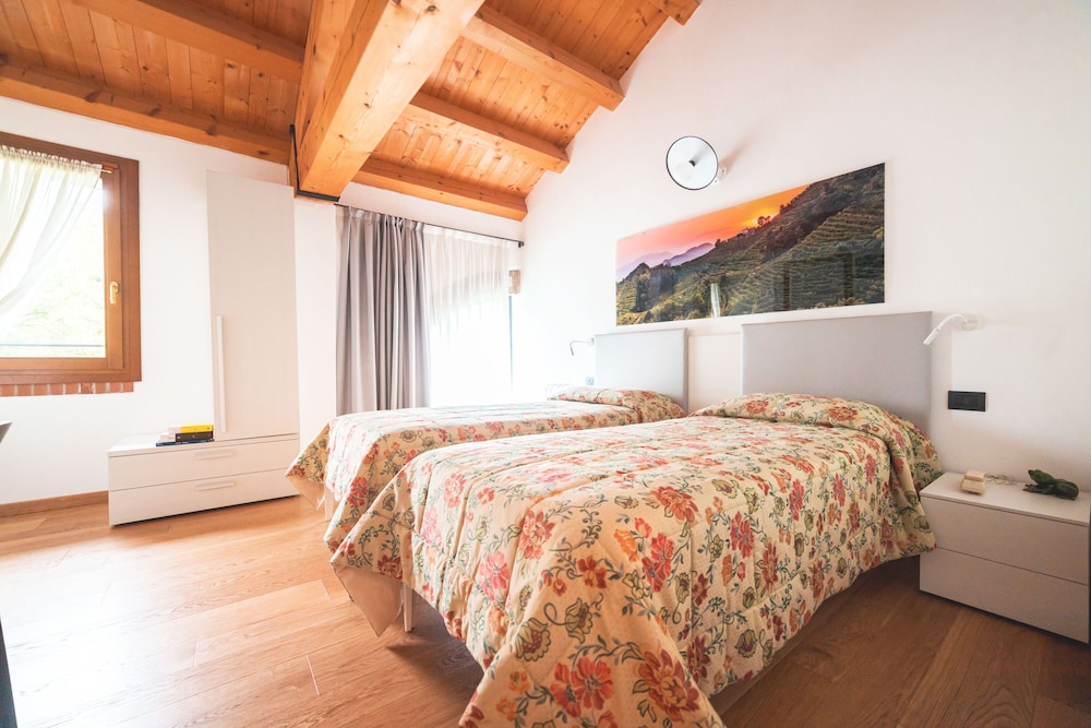 Classic Twin Room, Private Bathroom