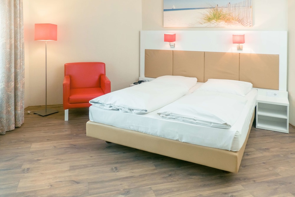 Standard Room, 1 Double Bed, Bathtub - Photo 4