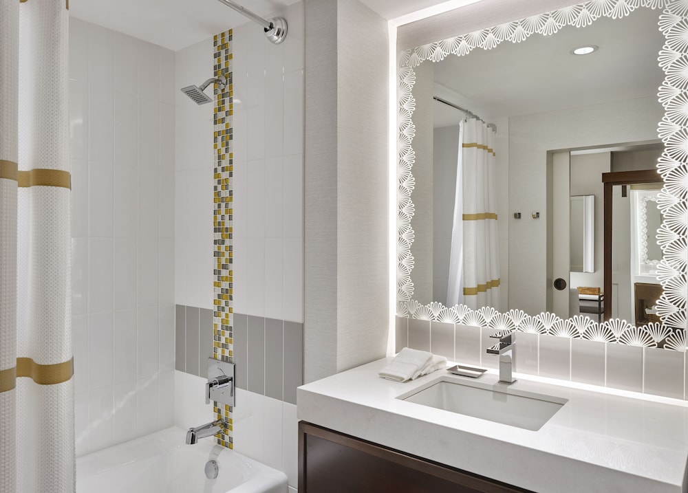Executive Room, 1 King Bed (Mobility Accessible, Transfer Shower) photo 2