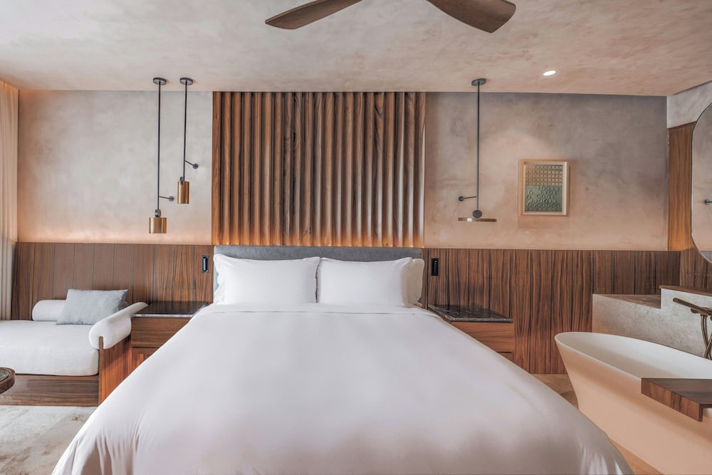 Deluxe Room, 1 King Bed, Balcony, Ocean View (Guest Room)