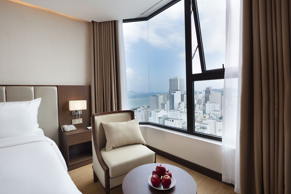 Family Room, Partial Sea View - Photo 2