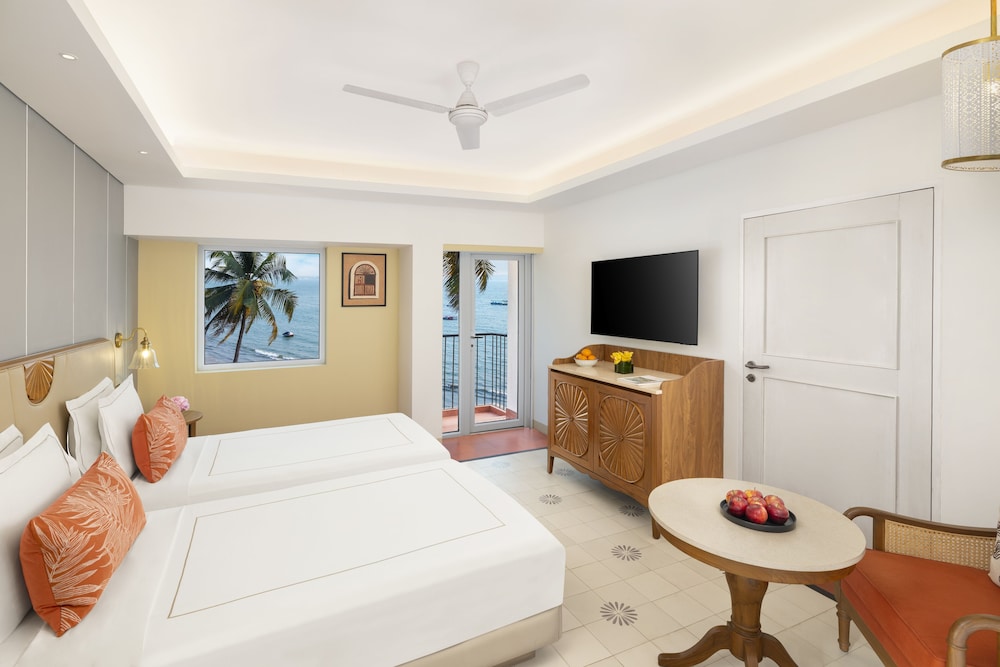 Premium Room, 1 King Bed, Sea View - Photo 5