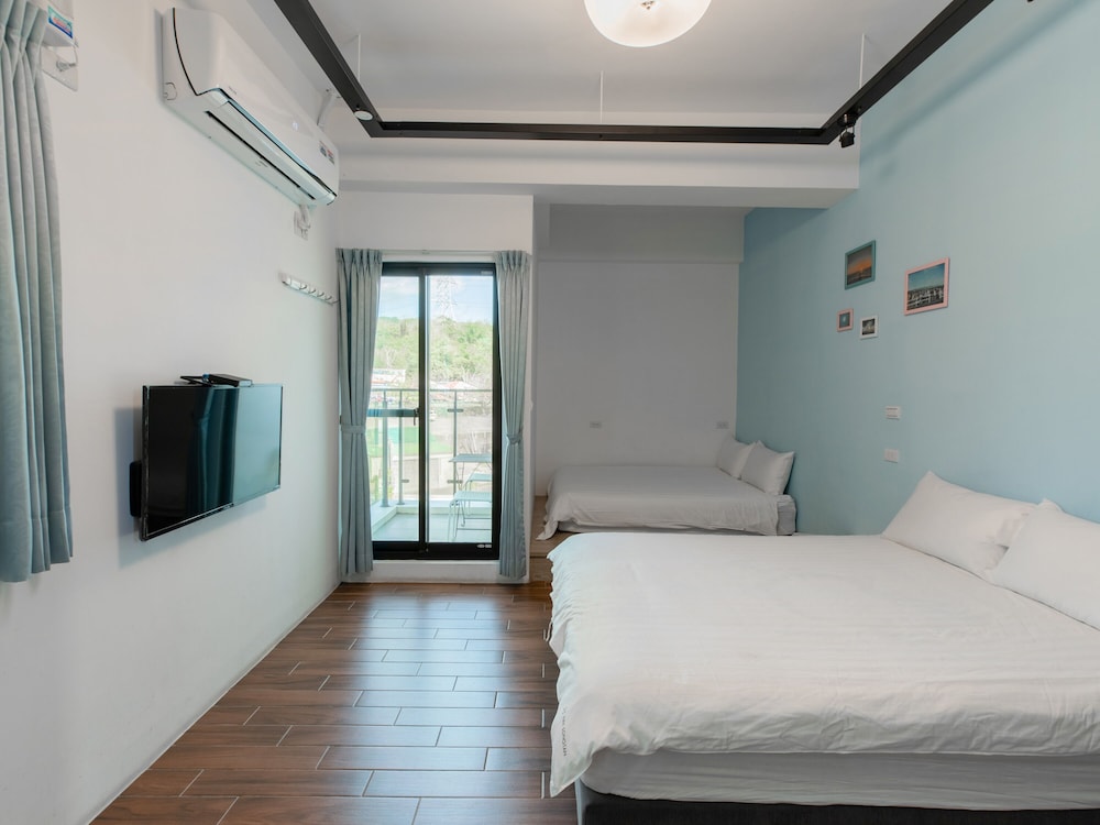 Family Room, Balcony - Photo 8