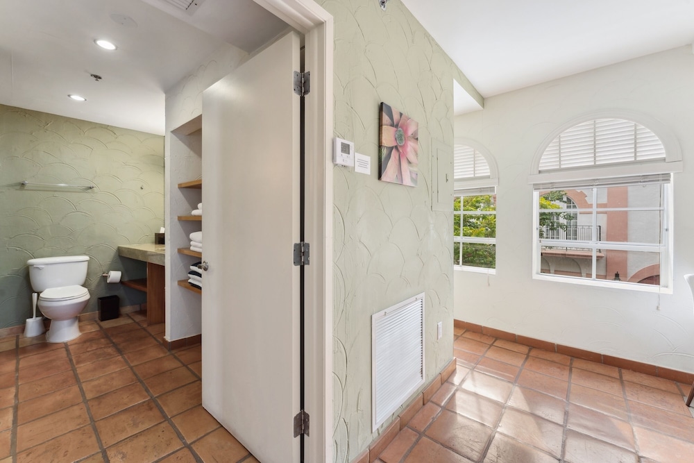 Deluxe Suite, 1 King Bed, Balcony (Self Check-In With Virtual Front Desk) thumbnail 5