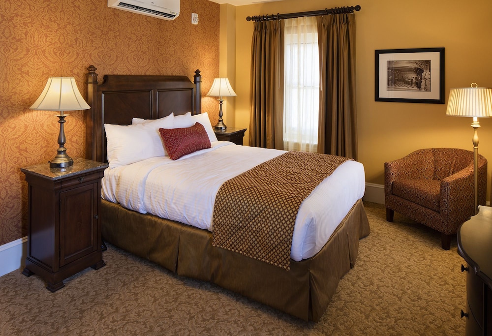 Deluxe Room, 1 Queen Bed, Non Smoking photo 1