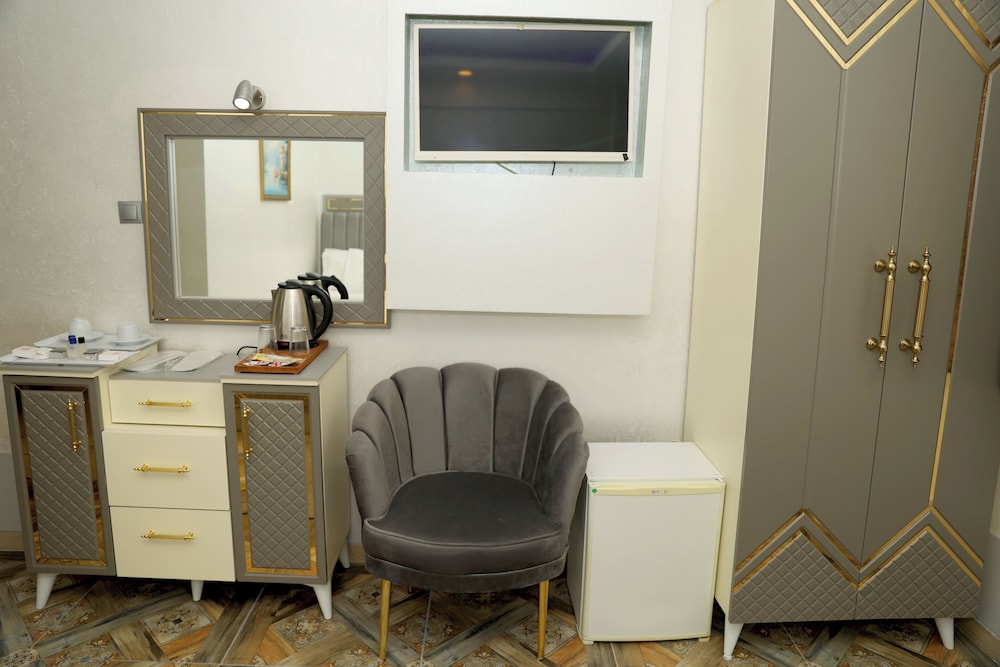 Economy Twin Room, Multiple Beds, Smoking photo 3