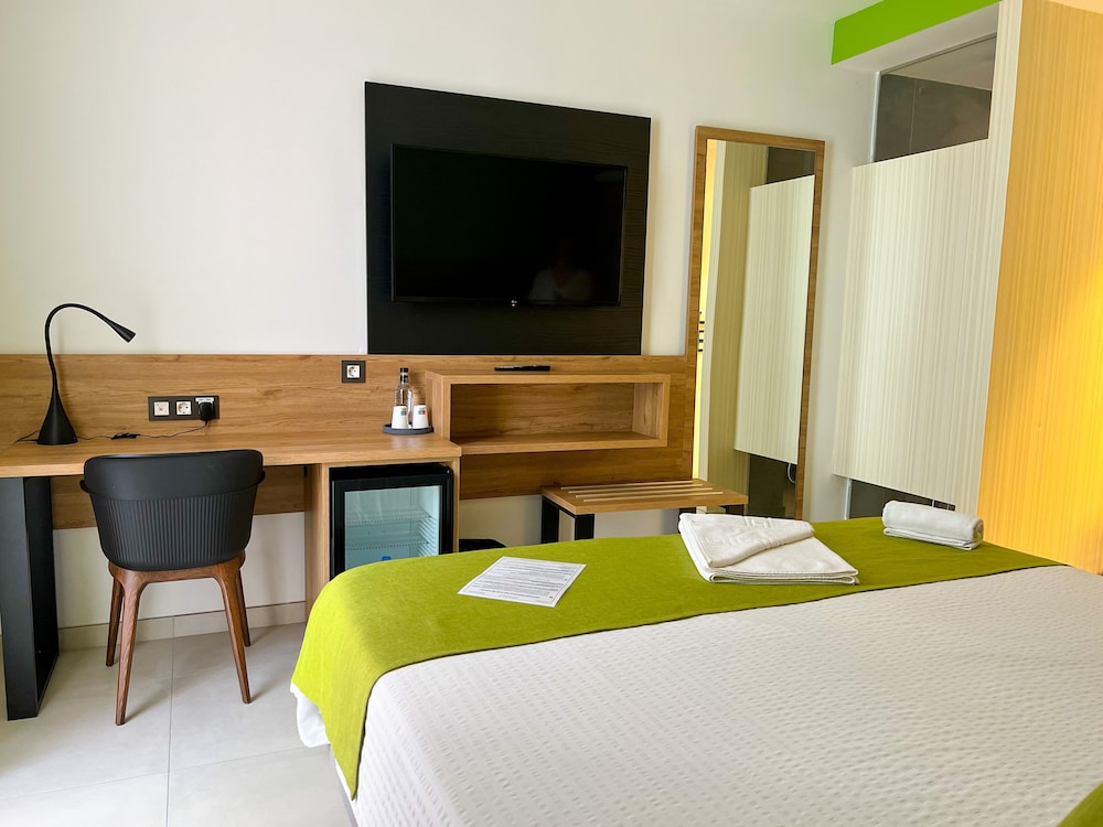 Superior Double Room thumbnail 5