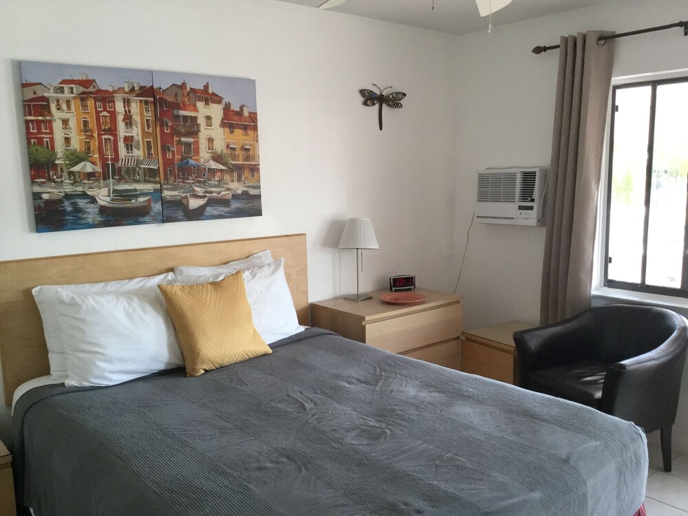 Standard Room, 1 Queen Bed photo 3