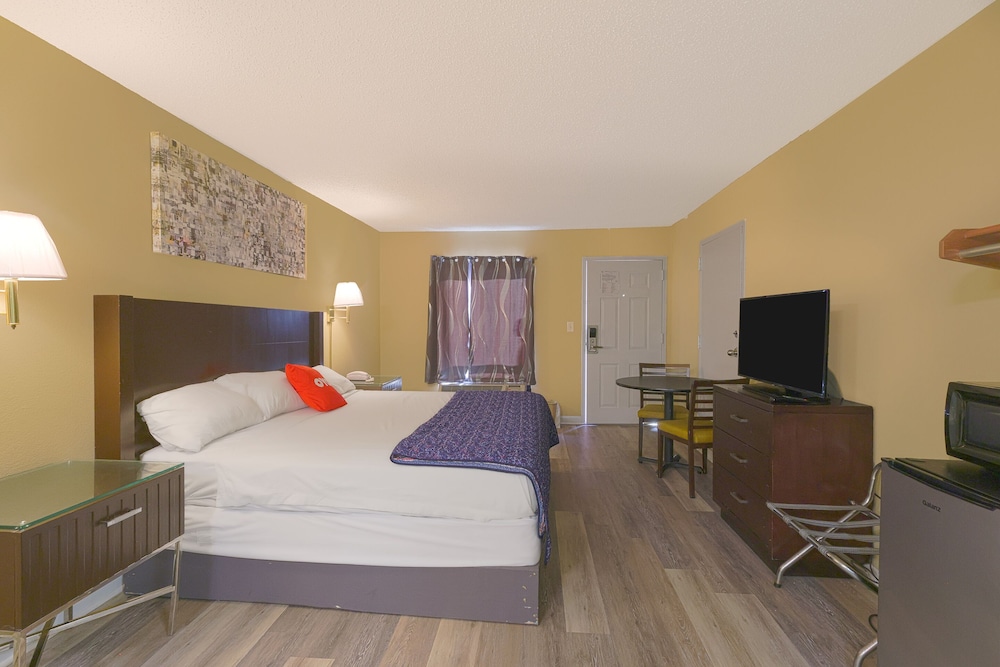 Room, 1 King Bed, Jetted Tub photo 2