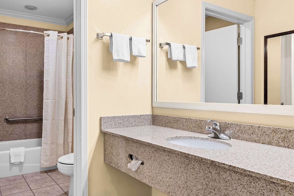 Suite, 2 Queen Beds, Non Smoking, Jetted Tub photo 3