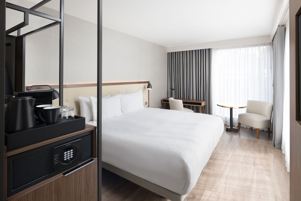 Superior Room, 1 King Bed, City View (Corner) - Photo 1