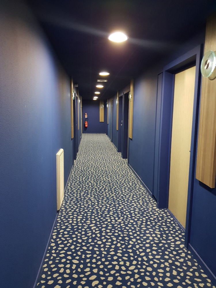 Standard Twin Room, 2 Twin Beds - Photo 8