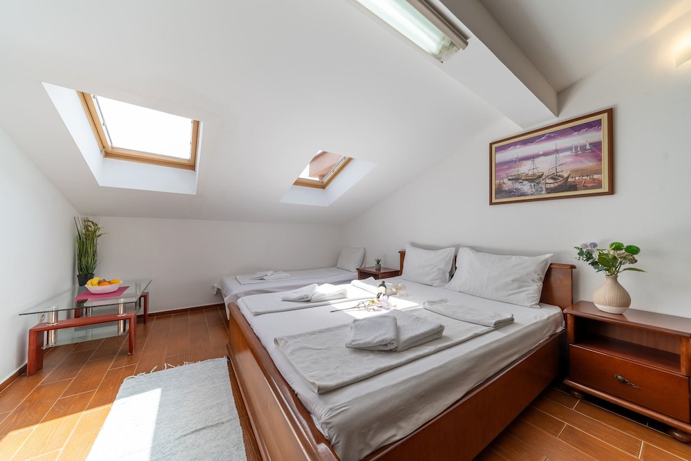 Standard Studio, Multiple Beds, City View