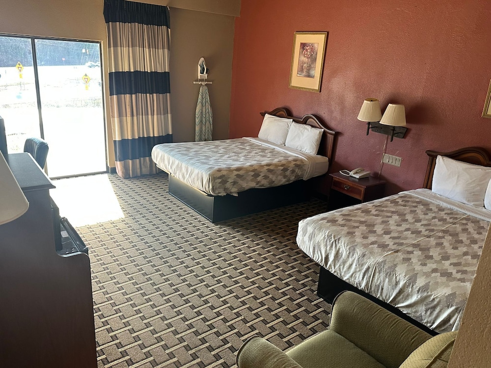 Room, 2 Queen Beds, Non Smoking, Mountain View - Photo 3