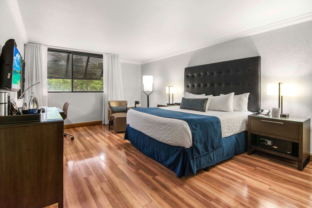Deluxe King Bed - Photo 3