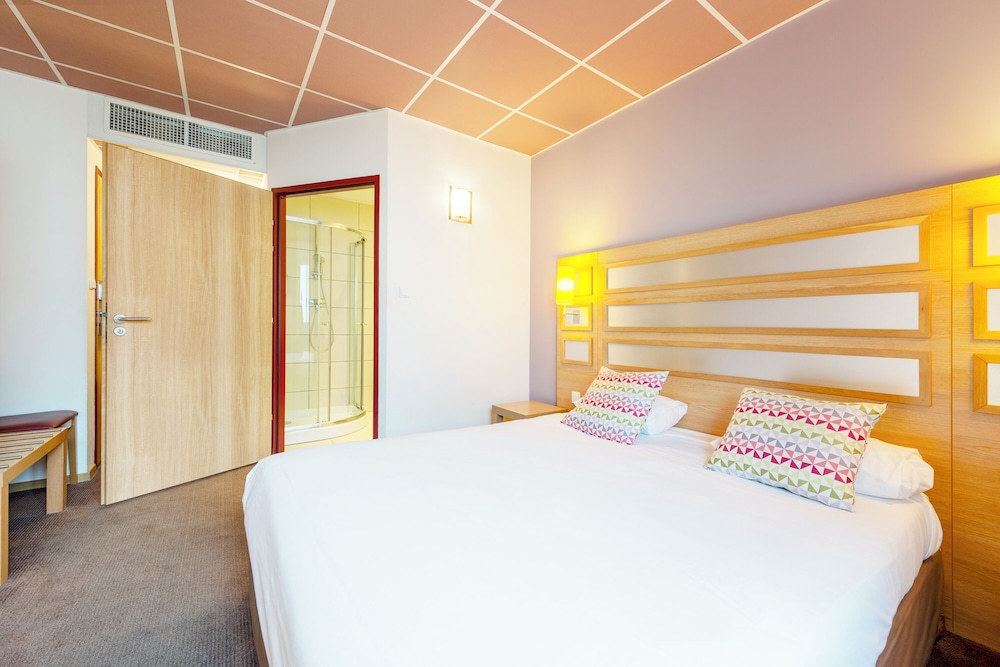 Standard Room, 1 Queen Bed photo 2