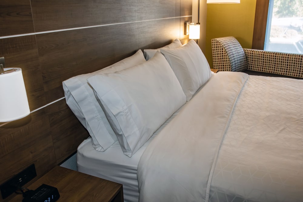 Standard Room, 1 King Bed (Walk In Shower) - Photo 5