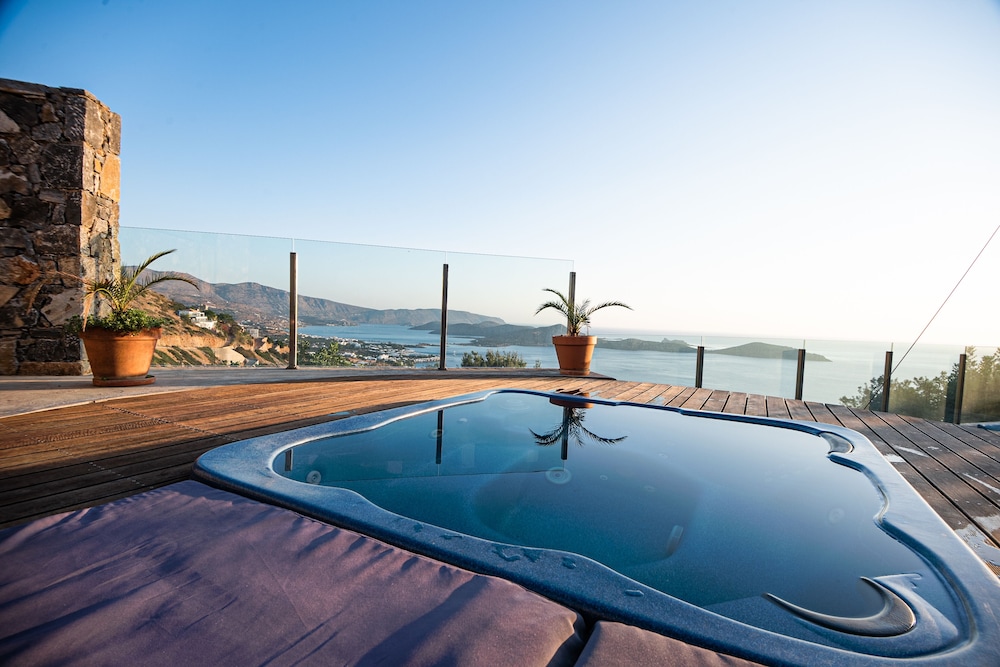 Suite, 1 Queen Bed, Hot Tub, Sea View