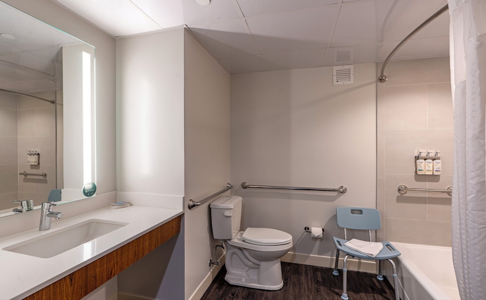 Standard Room, 1 King Bed, Mobility Accessible (Communications) - Photo 6