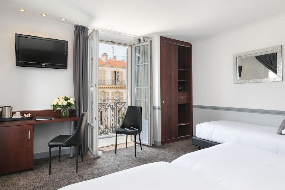 Deluxe Room, Multiple Beds, Non Smoking (Twin bed on request) thumbnail 5